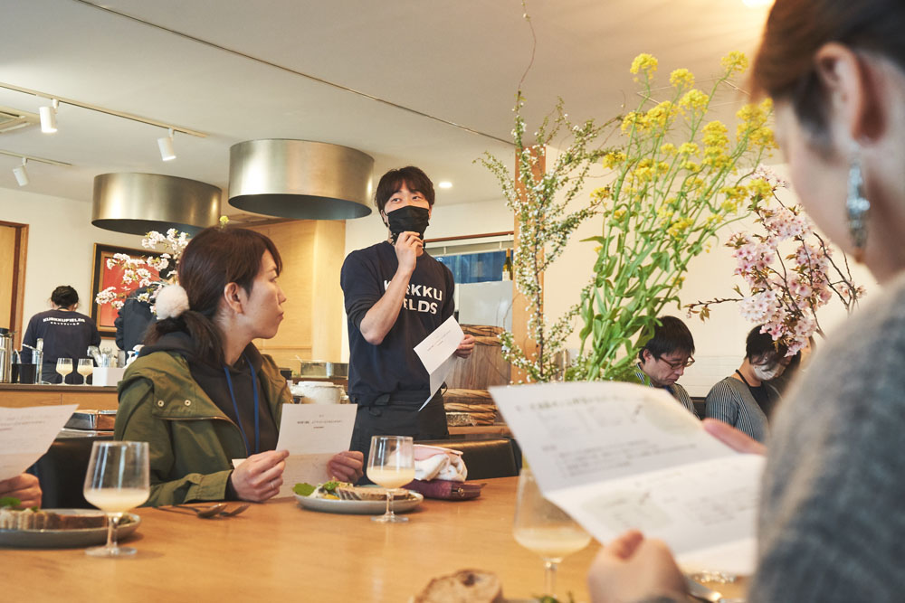 今日のランチのテーマは「発酵と山野草」。レシピも配られました。