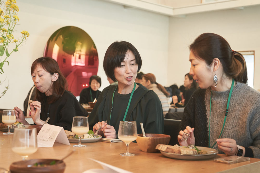 ランチの後は料理通信のファシリテートで山名シェフとゴウさんのミニトークセッション。自生する山野草を「食べられるか」「どのタイミングで摘むとおいしいか」「どう調理したらおいしいか」を探るアプローチはまさに料理の原点。