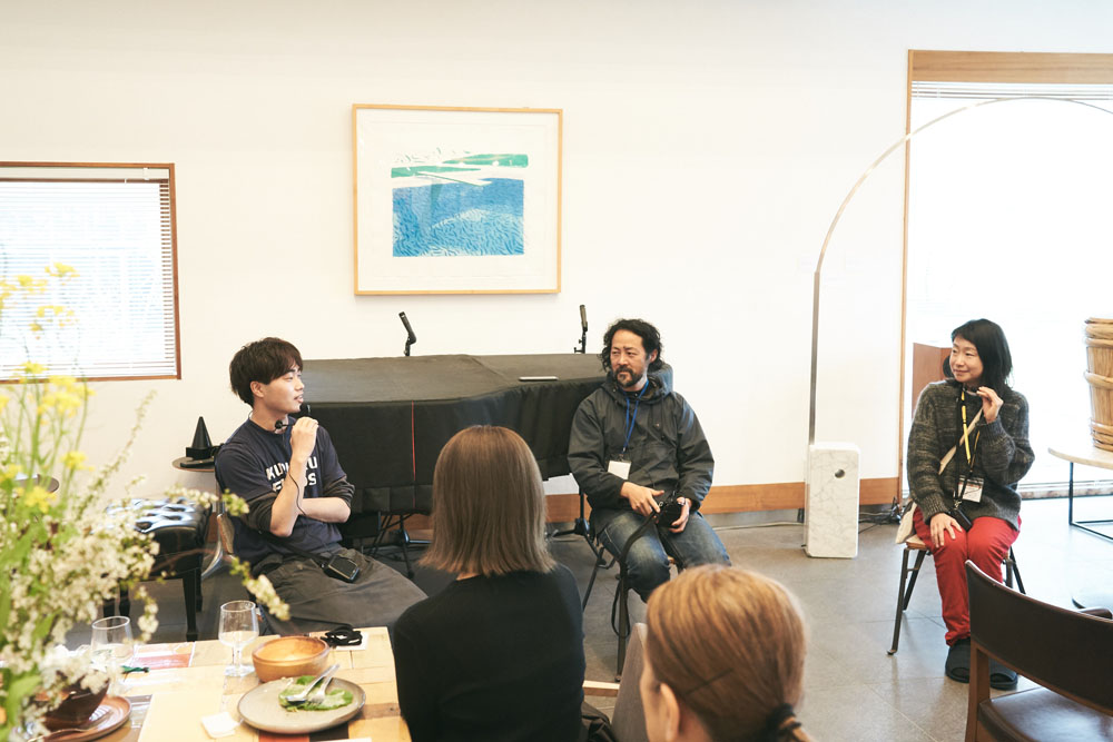 ランチの後は料理通信のファシリテートで山名シェフとゴウさんのミニトークセッション。自生する山野草を「食べられるか」「どのタイミングで摘むとおいしいか」「どう調理したらおいしいか」を探るアプローチはまさに料理の原点。