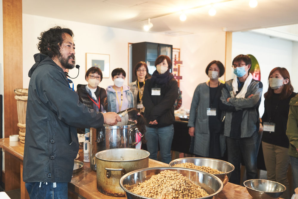 本日のワークショップのテーマは「発酵と微生物」。味噌づくりを通して目に見えない微生物との距離を縮めます。