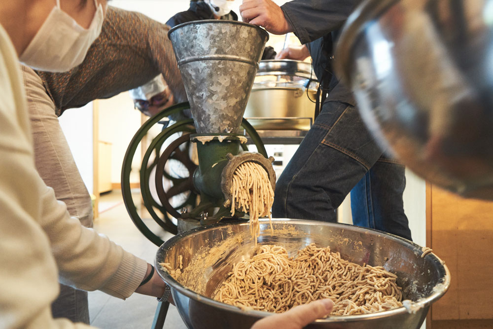 茹で上がった大豆20キロをすり潰す作業が一番の重労働。参加者ファミリーが力を合わせて完走してくれました。