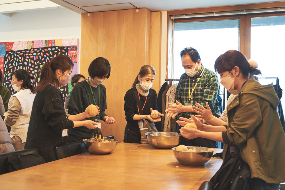 糀とすり潰した大豆をまんべんなく混ぜてから味噌玉にします。味噌づくりは素手が基本。仕込む手が多いほど複雑な味を醸していく？