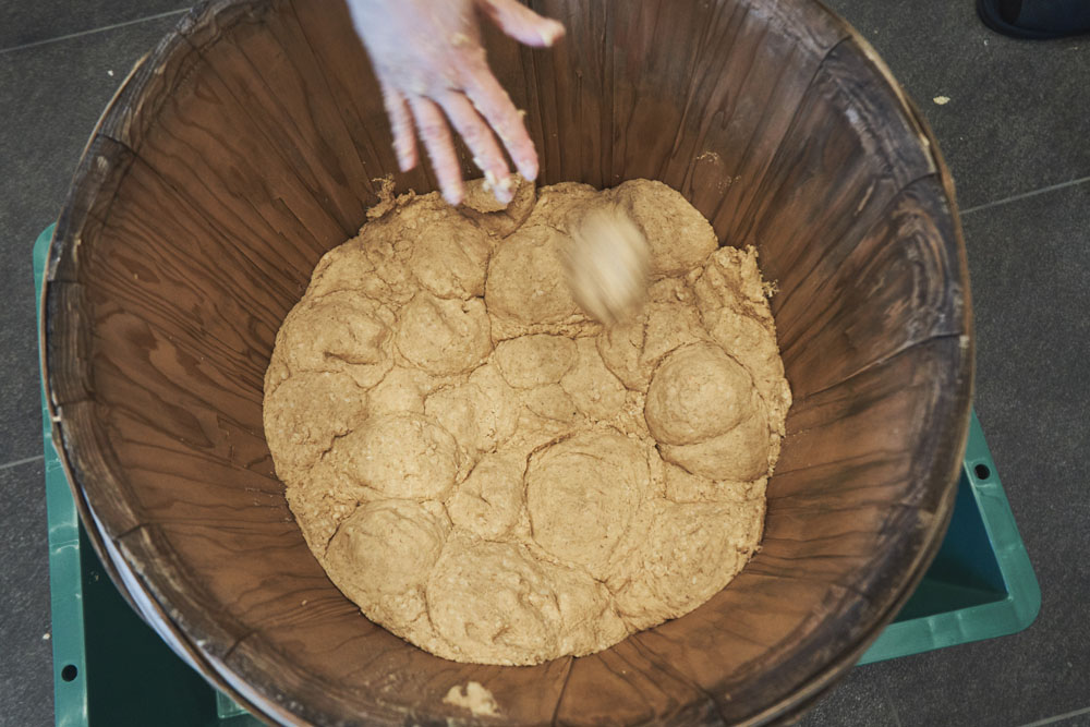 最後に味噌玉を樽に投げ入れ、空気を抜いて微生物の活動を待ちます。この日仕込んだ味噌は後日、希望者にお裾分け予定。