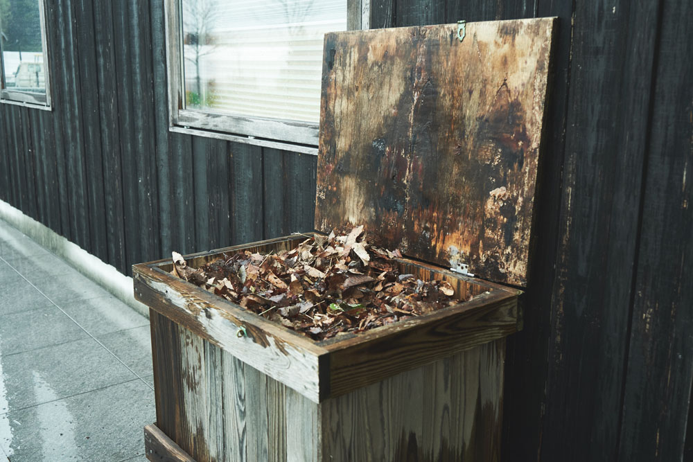 「発酵と微生物」の働きを知るプログラム第２弾は堆肥ツアー。クルックフィールズ内の様々な資源を生かした堆肥づくりを見学します。