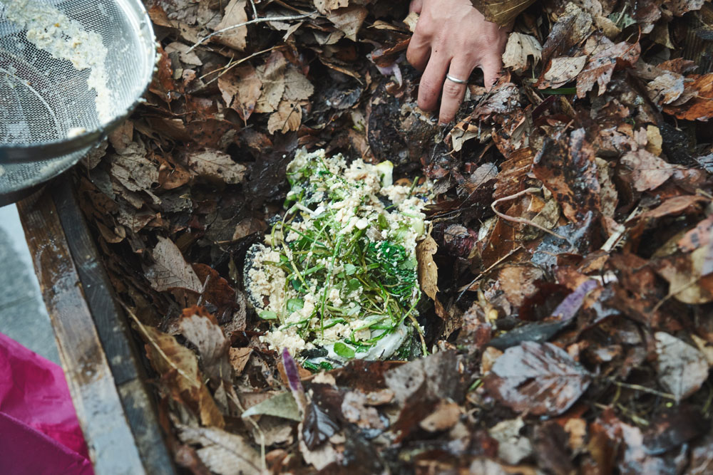 ダイニングから出た生ゴミはミミズコンポストへ直行。ミミズは皮膚呼吸するのに水分が必要なため、水気を含む生ゴミの堆肥づくりにぴったり。