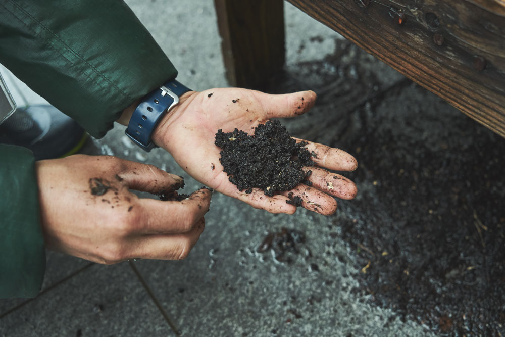 野菜クズを利用して出来上がった堆肥は、容器の下から取り出せる仕組み。ミミズの堆肥は貴重で、農業でも重宝されます。