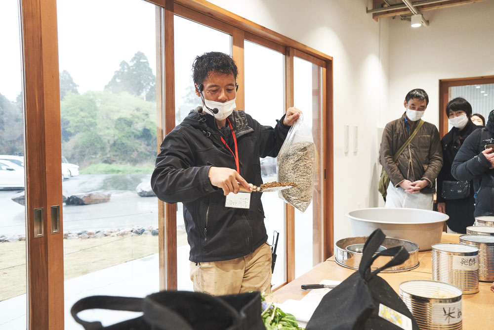 「今日感じたことを自宅でも取り入れてほしい」というフィールドガイドの吉田和哉さんに、「動物性の生ゴミは入れていい？」「上手く堆肥化できなくて腐ることは？」「堆肥を熟成させる場合、バックは２つ必要？」など具体的な質問が次々と。