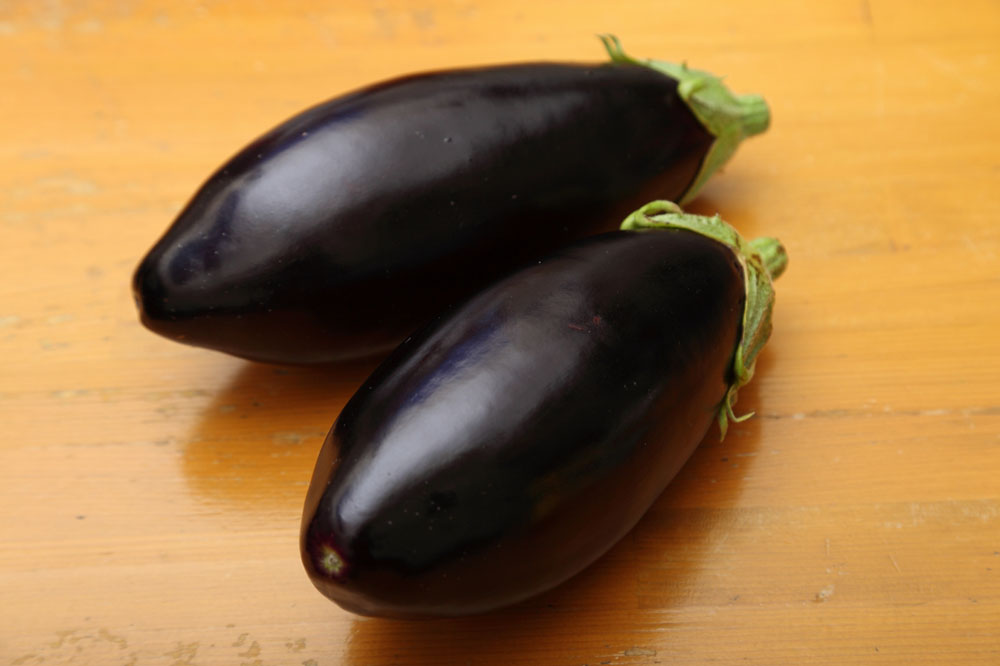 肉厚な米ナスを選ぶ できるだけ太く実の詰まった米ナスをセレクト。皮を焦がすので、細いものだと可食部が少なく処理も手間がかかる。