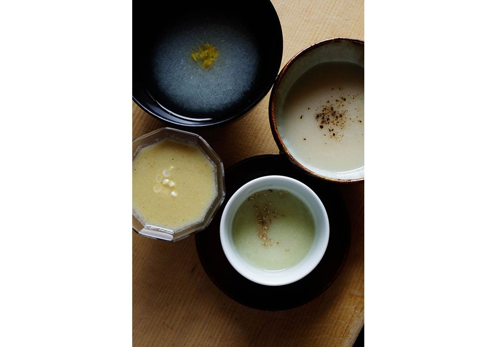 新タマネギ×いりこと昆布だし、春キャベツ×アサリだし、トウモロコシ×昆布だし、カブ×かつおと昆布だし。