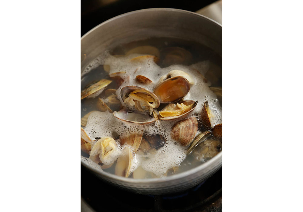アサリを砂抜きせず煮出す