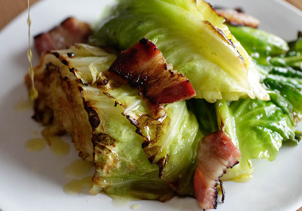 ざく切りキャベツを強火で蒸し焼き。弱火だけでは作れない「キャベツの蒸し焼き」