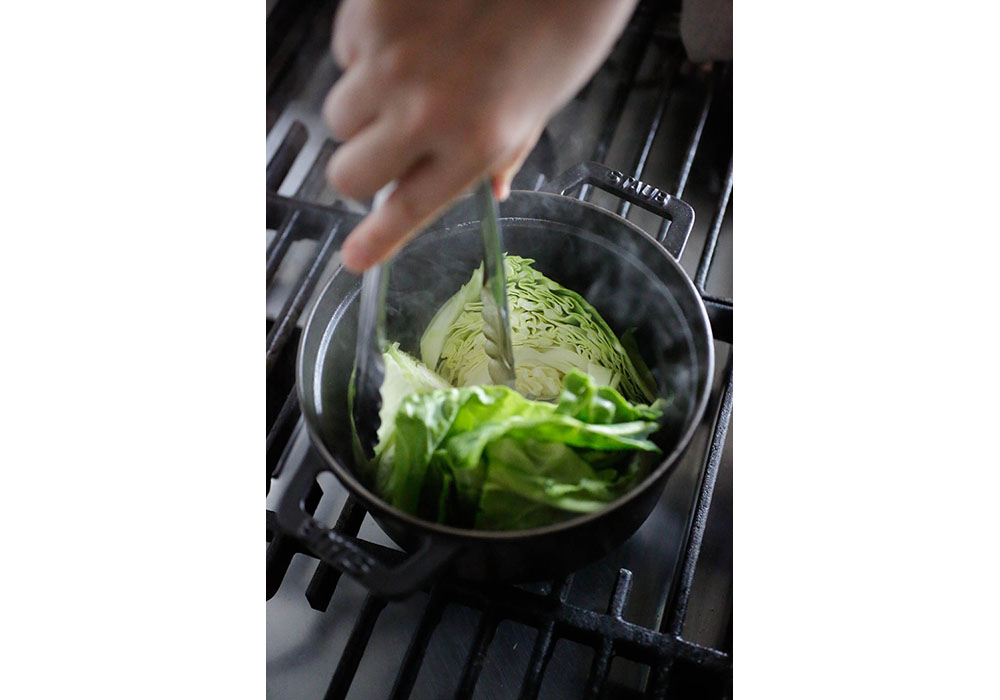 キャベツを詰める