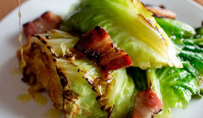 ざく切りキャベツを強火で蒸し焼き。弱火だけでは作れない「キャベツの蒸し焼き」