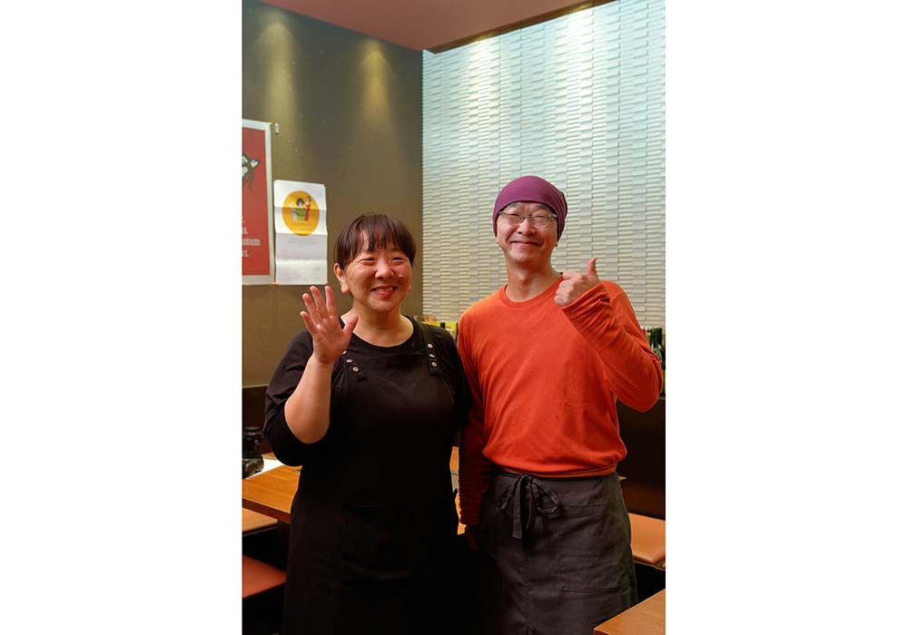 ワイン好きを虜にする南インド料理をベースとするスパイスを使用した野菜中心のスパイス・セットに、締めにはお好み焼きや焼きそばを提供する。1965年に大阪・豊中で両親が始めたお好み焼き店を2005年、中川善夫さんが引き継ぎ、姉のちえさんと店を切り盛り。2011年西天満、2015年に中之島へ移転。