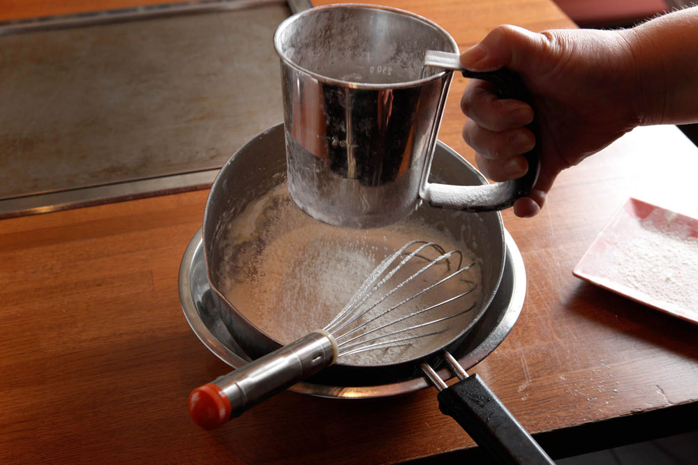 粉をふるい入れる