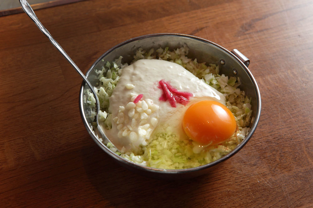 ボウルに生地と具材を入れる