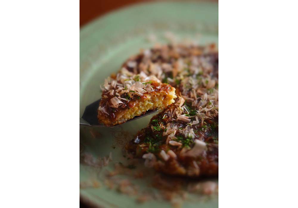 重たさ皆無！　豚とキャベツ、生地とが三位一体となり、もう１枚食べたくなる軽やかさ。ソース、マヨネーズなどはお好みで。