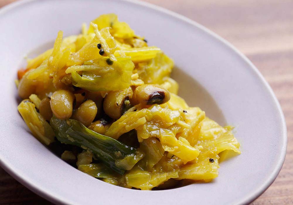 カレーに添えてみよう。南インドのスパイシーな野菜炒め「ポリヤル」