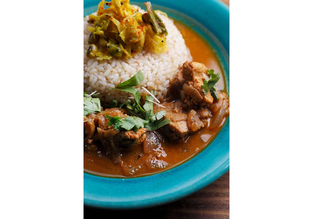 ポリヤルは、野菜をスパイス、ココナッツファインで炒めた南インド料理の副菜。スパイス＆きび砂糖漬けの甘夏がたっぷり入った「甘夏とチキンのカレー」に添えて。