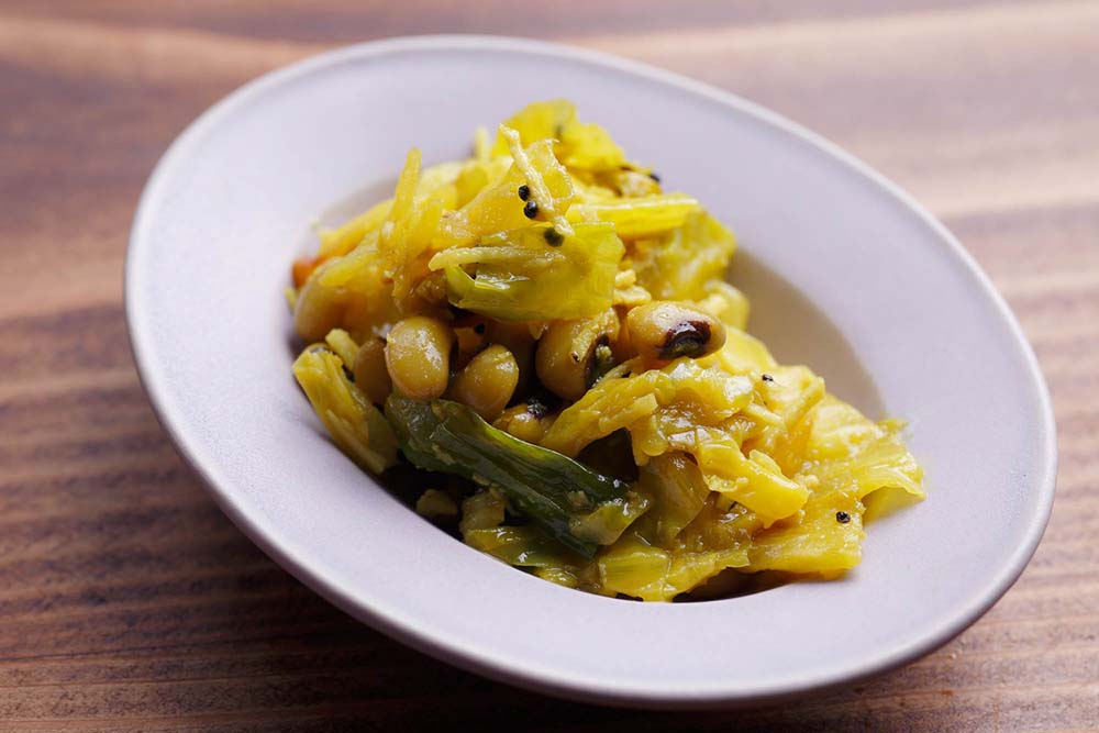 しみじみおいしい、食べ続けたくなる味。ポリヤルは、キャベツのほかに、ジャガイモや豆、肉など好みの具材でバリエーション豊かに作ることができる。