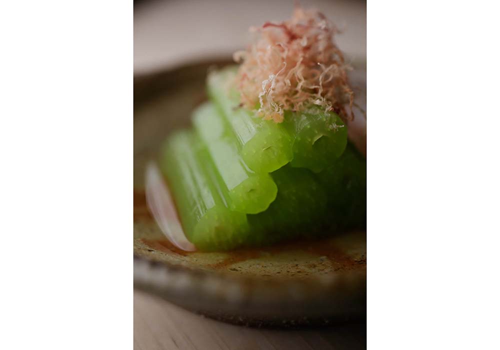 ふきのお浸し・・・浸し地を替えて２度浸けることで味がしっかり染みる。フキ の香りと共に澄んだだしのおいしさを味わえる料理。