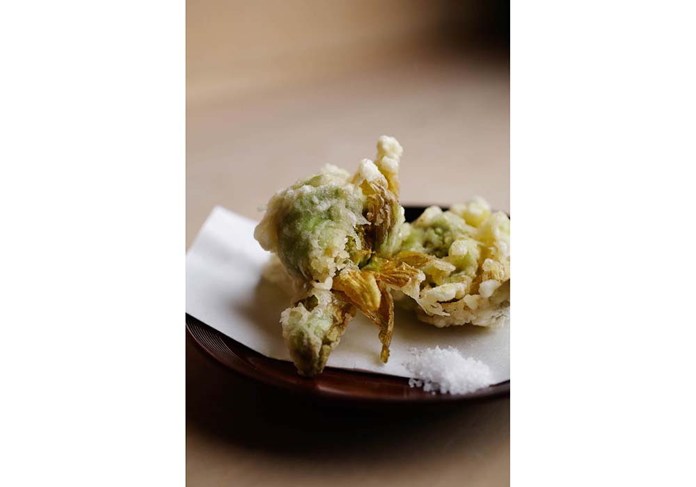 フキノトウの天ぷら・・・衣はサクッと軽いが、中はジューシー。春の香りが押し寄せ、心地よい苦味に身体中の細胞が目覚める感覚を覚える。