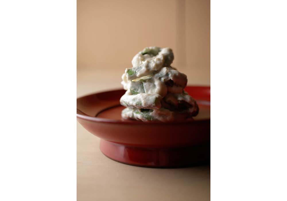 こごみの白和え・・・滑らかでクリーミーな和え衣に、コゴミの食感が際立つ。コゴミに下味がついているので、衣は薄味でも成り立つ。