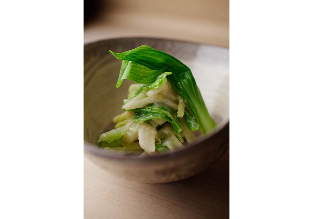 うるいの酢味噌和え・・・ゆでることで出たぬめりが酢味噌と合わさり、薄い層を 成した茎や葉にねっとりと絡む。繊維質の食感が小気味よい。