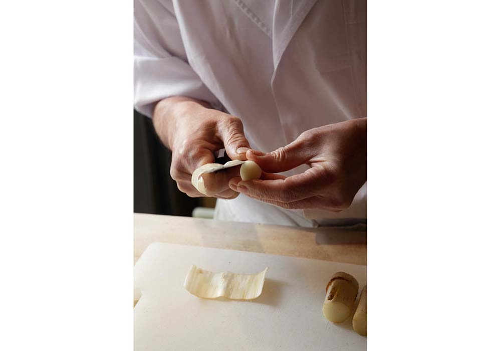 ●根元の皮は厚めにむく