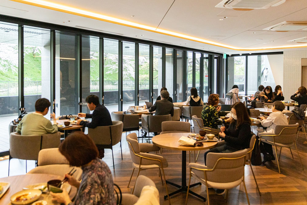 社食というより美術館などパブリック施設のカフェのような雰囲気。花見や歓送迎会のケータリングにも対応してくれる。