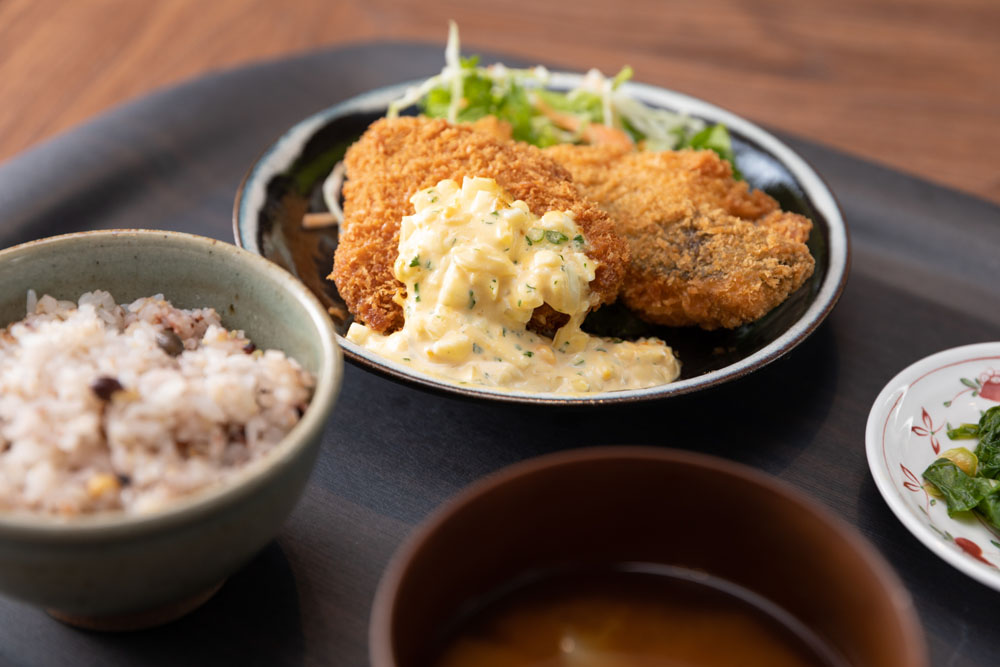 ３月24日のＣ定食「本マグロと本マスのミックスフライ」。魚は大ぶりでかなりのボリューム。タルタルソースがたっぷり。