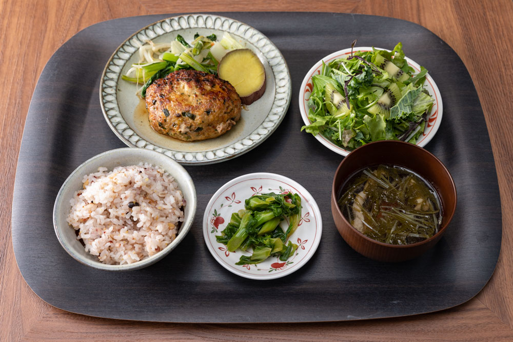 ３月24日のＬ定食「群馬県産せせらぎポークのハンバーグ」。肉がみっしり詰まって、満足度が高い。