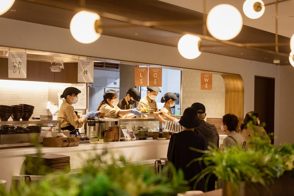 厨房を預かる総料理長の飯野直樹さんはGoogle時代から荒井さんと共に働いてきたベストパートナー。社食や給食をおいしくするプロ。