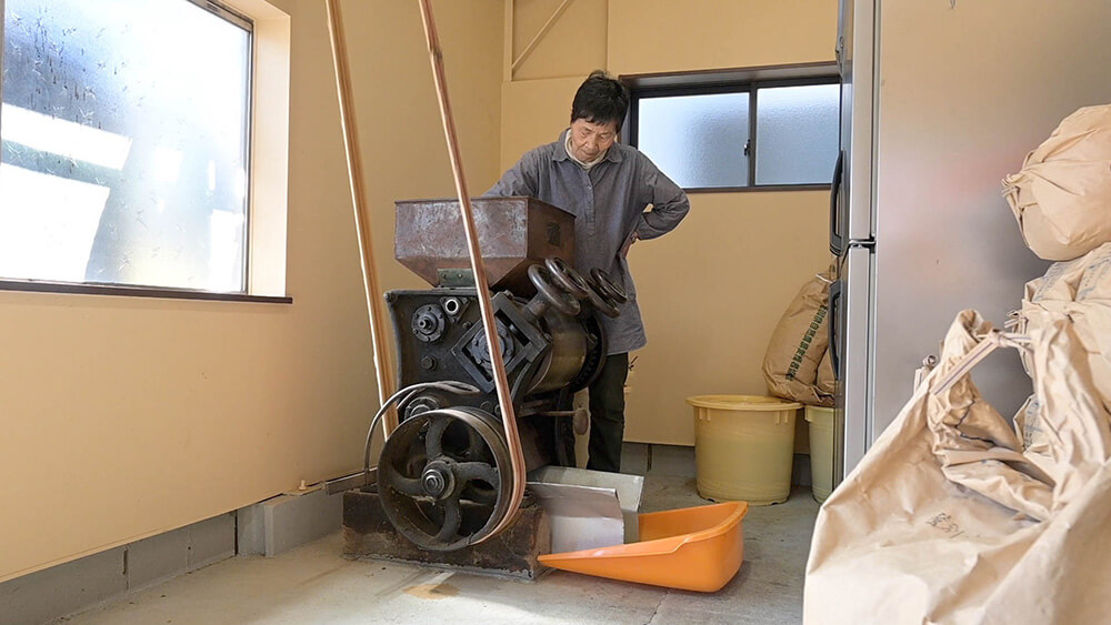 打ち豆を作る機械