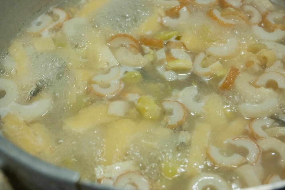 打ち豆が煮えるまで５分ほど煮る