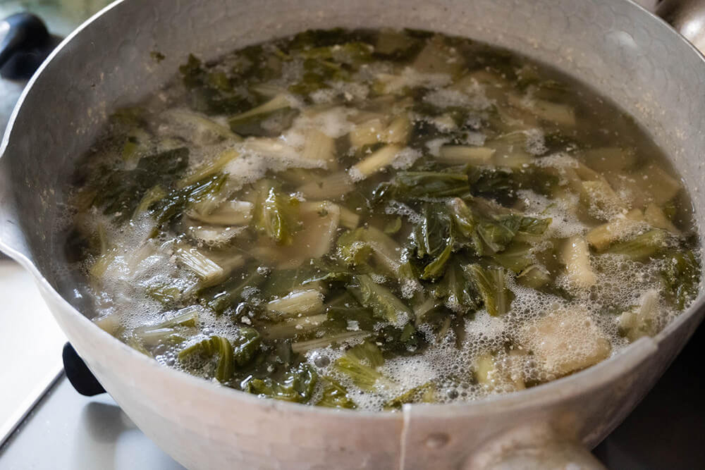 菜っ葉を加えて沸かす