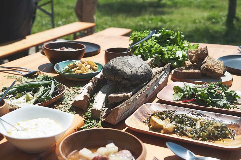 （クルックフィールズで育てた野菜、作り立てのチーズやパン、木更津の漁師が獲った鹿肉を囲んだ４月のワークショップのランチより。野菜は参加者全員で収穫）