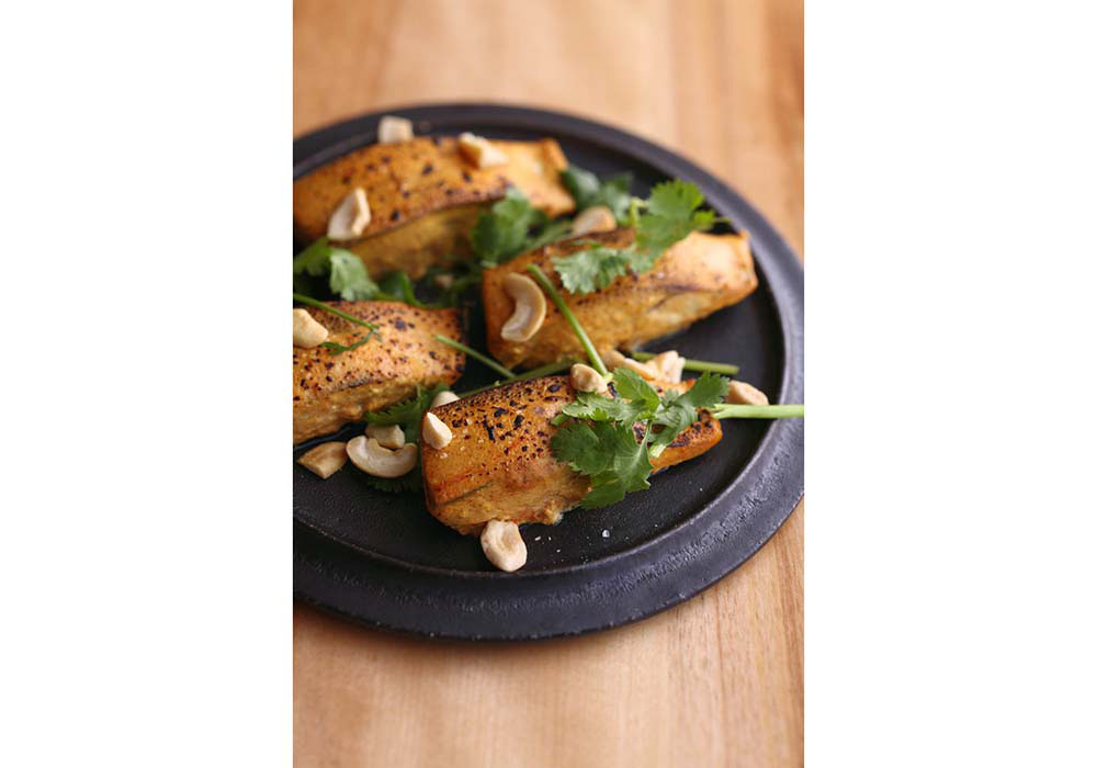 ヨーグルトの酸と、低温の火入れでサバはしっとりやわらかく、丸みのあるスパイスの味わいが、食べるごとに後を引く。ワインはシュナン・ブランなど、少し甘味があり、乳酸の雰囲気のあるものが好相性。