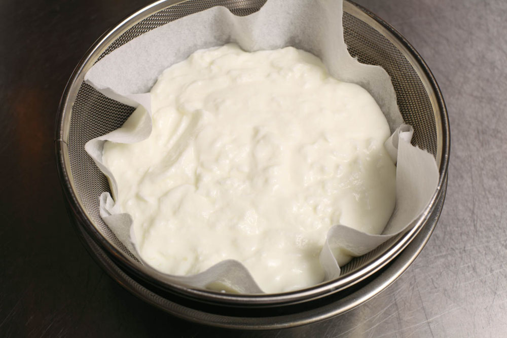 ヨーグルトの水切りをする