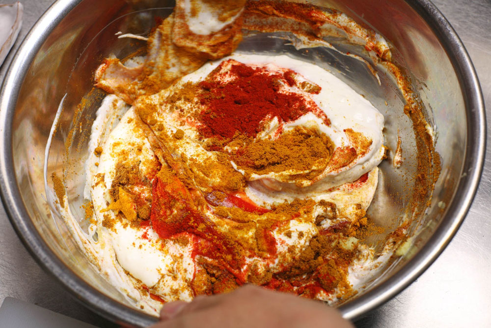 ヨーグルトに調味料を混ぜる