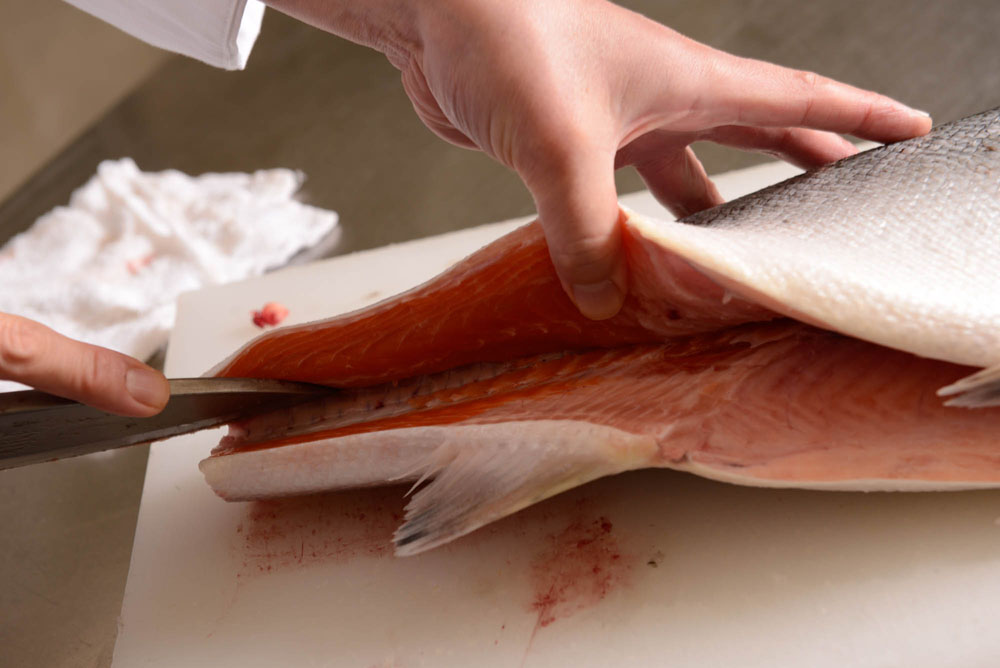 腹ビレから包丁を入れる