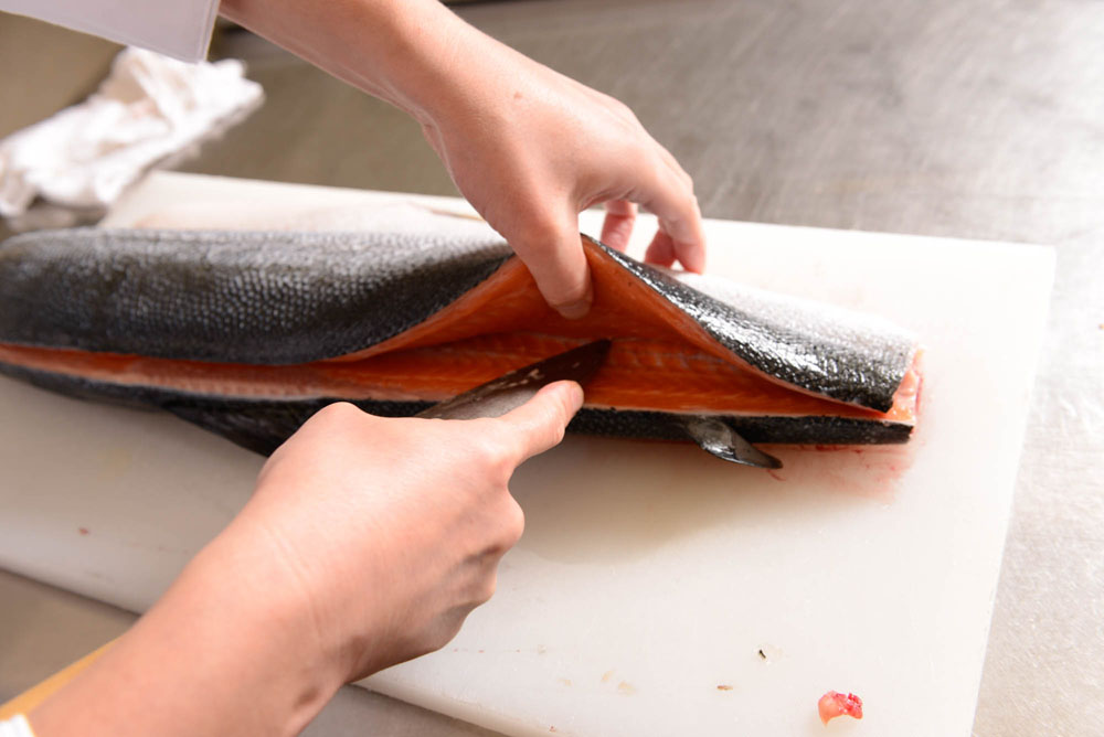 背骨にあたるまで切り込みを入れる