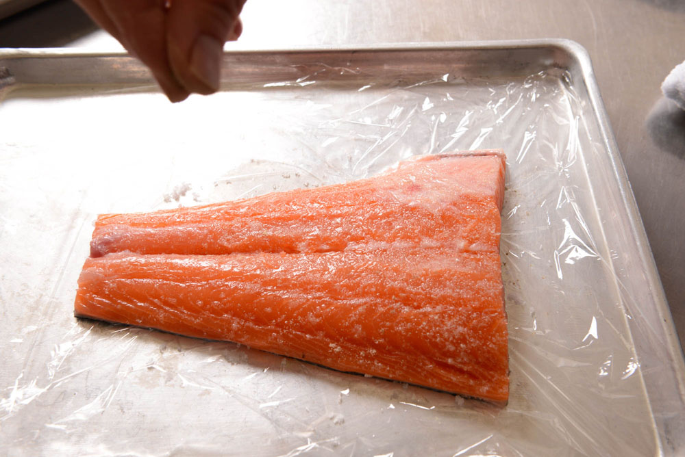 塩・コショウをまぶして一晩おく