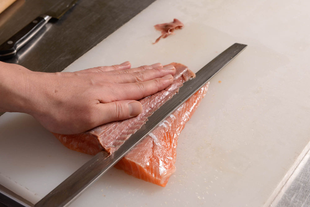 皮を引き、血合いを取り除く