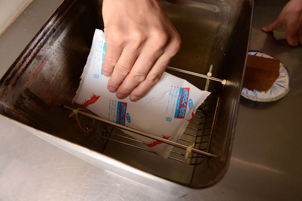 保冷剤をセットする