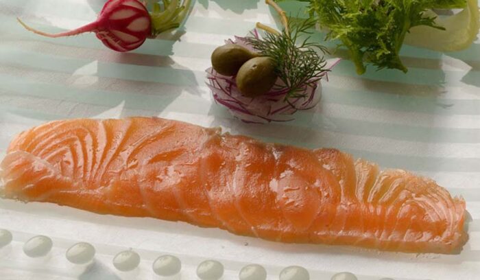 冷燻装置もDIY！ねっとり絶品スモークサーモンの作り方