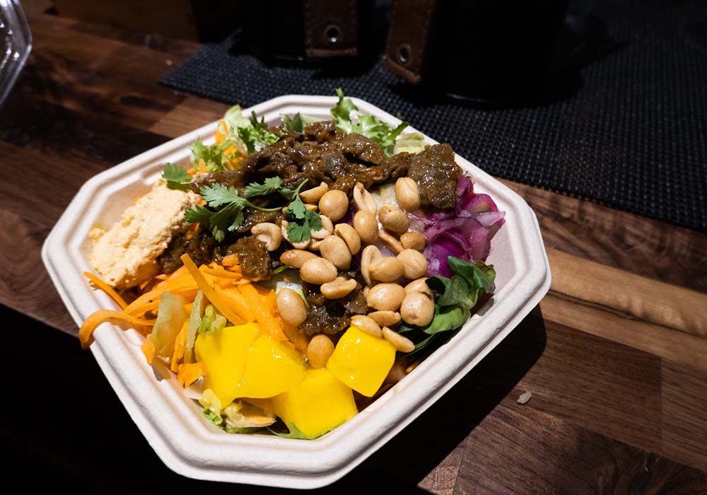 （写真）併設のバーでは、事前に盛り合わせた持ち帰り用弁当も販売。現在は物価が高いので、料金が高めとなる魚料理は少なめにするなど工夫している。