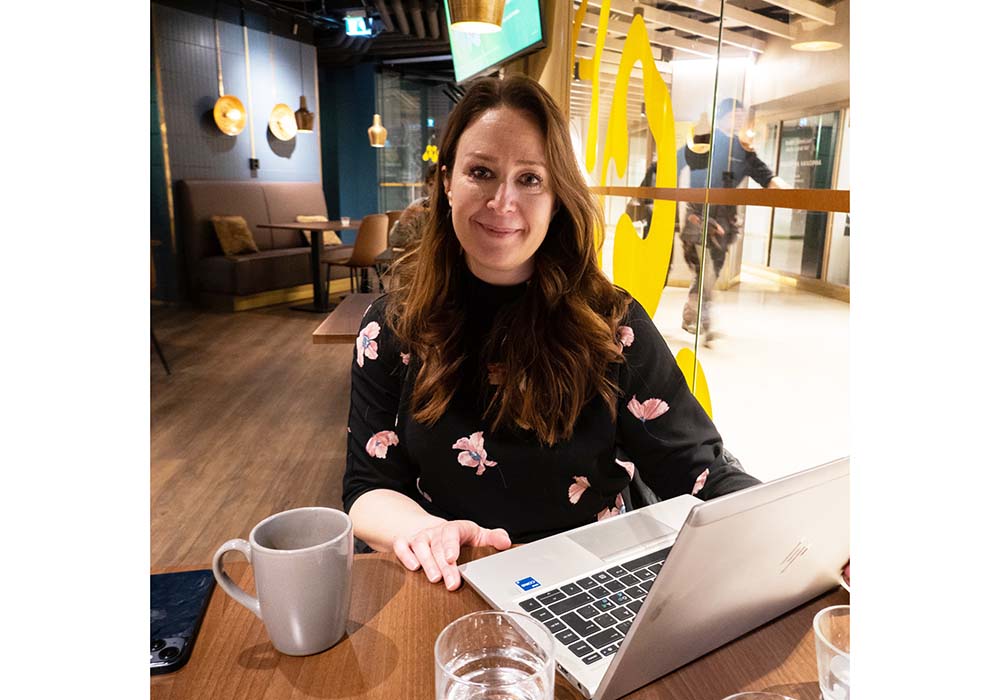 （写真）ユニカフェのアンネ・インモネン氏。「かつてはヴィーガンメニューの選択肢が１種類しかなく、利用者からフィードバックが寄せられていました。全店舗、週に２～３日は最低でも２種類のヴィーガンメニューを用意しています」