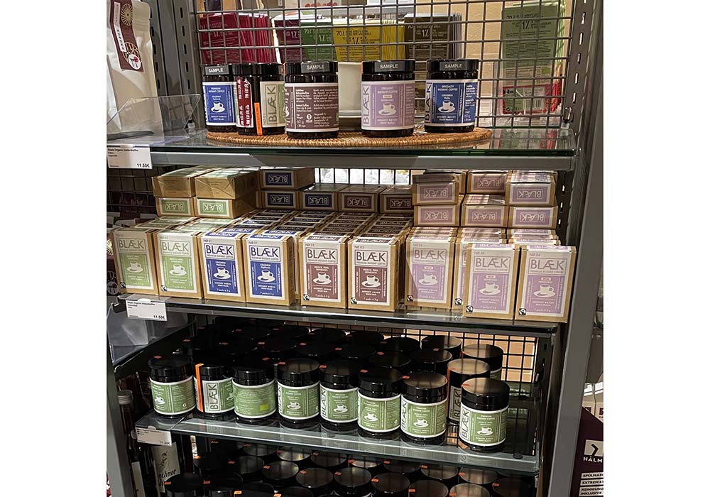 （写真）セレクトショップなどでも展開。ベルリンの「MUJI」でも取り扱いがある（2023年４月現在）。地元のコーヒーロースターとのコラボレーションも打診中だという。