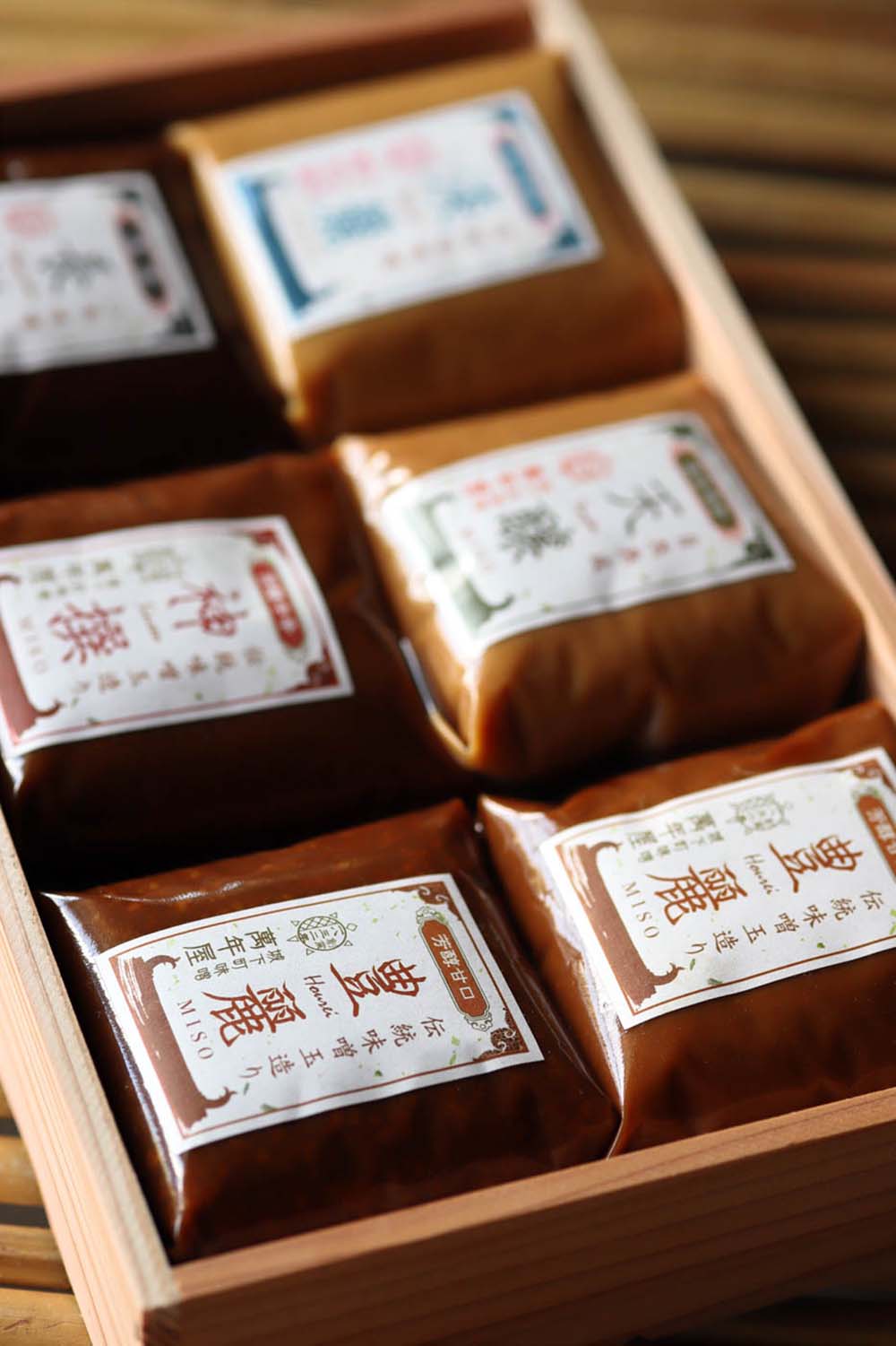 チーズ様の香りが特徴的な味噌玉造りの「豊麗」702円/500g（税込）は、生野菜につけたり、油炒めや洋風料理との相性がよい。店頭では麹歩合の異なる味噌も販売。風味の違いを楽しめる。